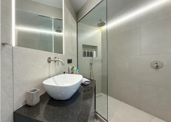 Luxury Sea View Retreat דירה