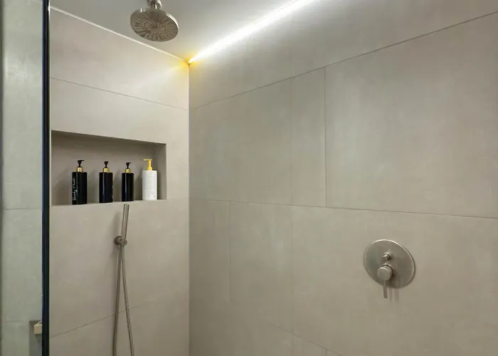 Luxury Sea View Retreat דירה
