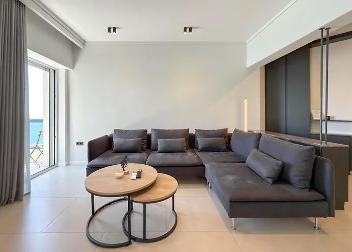 Luxury Sea View Retreat דירה *
