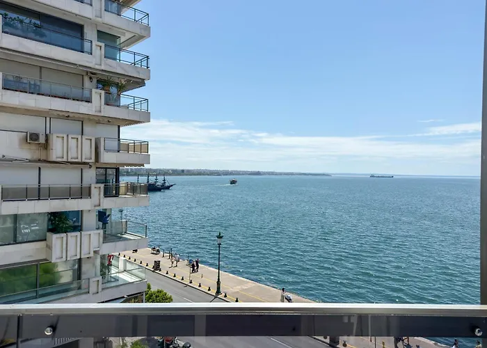 Luxury Sea View Retreat דירה *